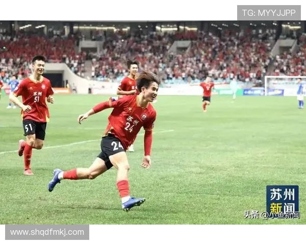 足球明星因扔瓶子引发争议视频曝光球迷反应热烈引发热议