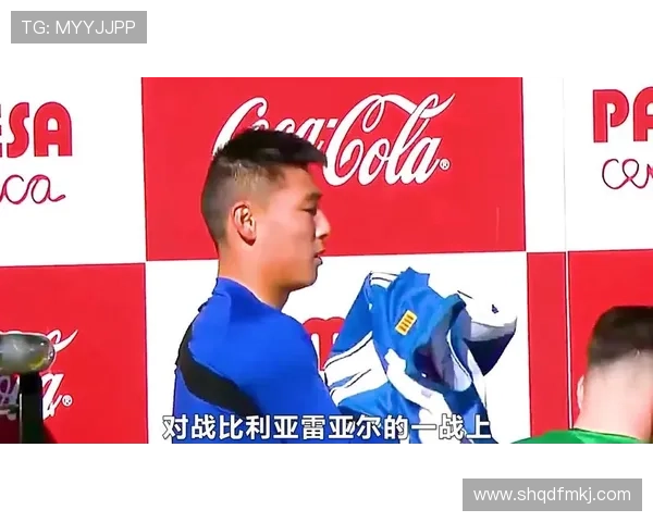 足球明星武磊现身机场引发粉丝热烈追捧与媒体关注