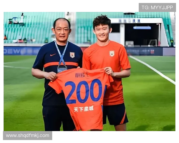 亚洲足球明星的魅力与风采展现帅气风范